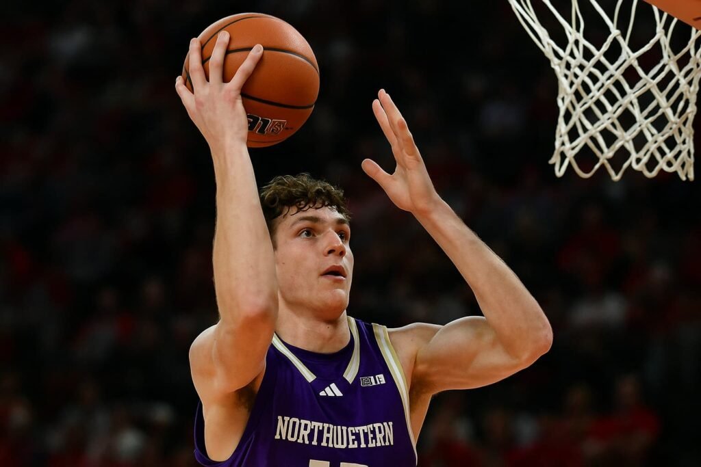Hannes Steinbach drives to the rim during Washington’s first-half run.