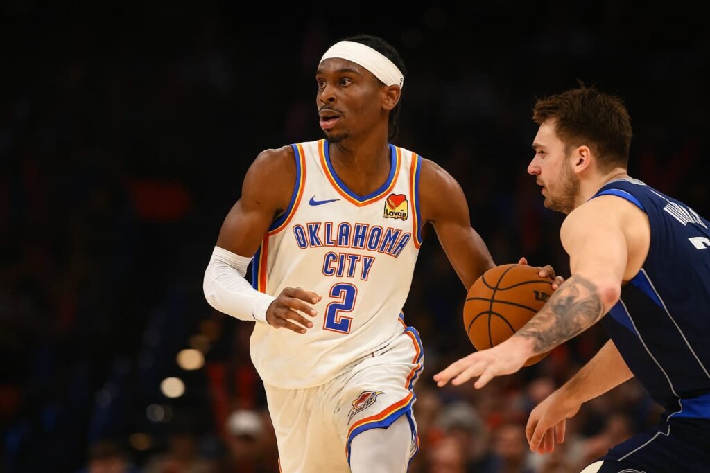 Shai Gilgeous-Alexander drives to the basket during Thunder vs. Mavericks matchup.