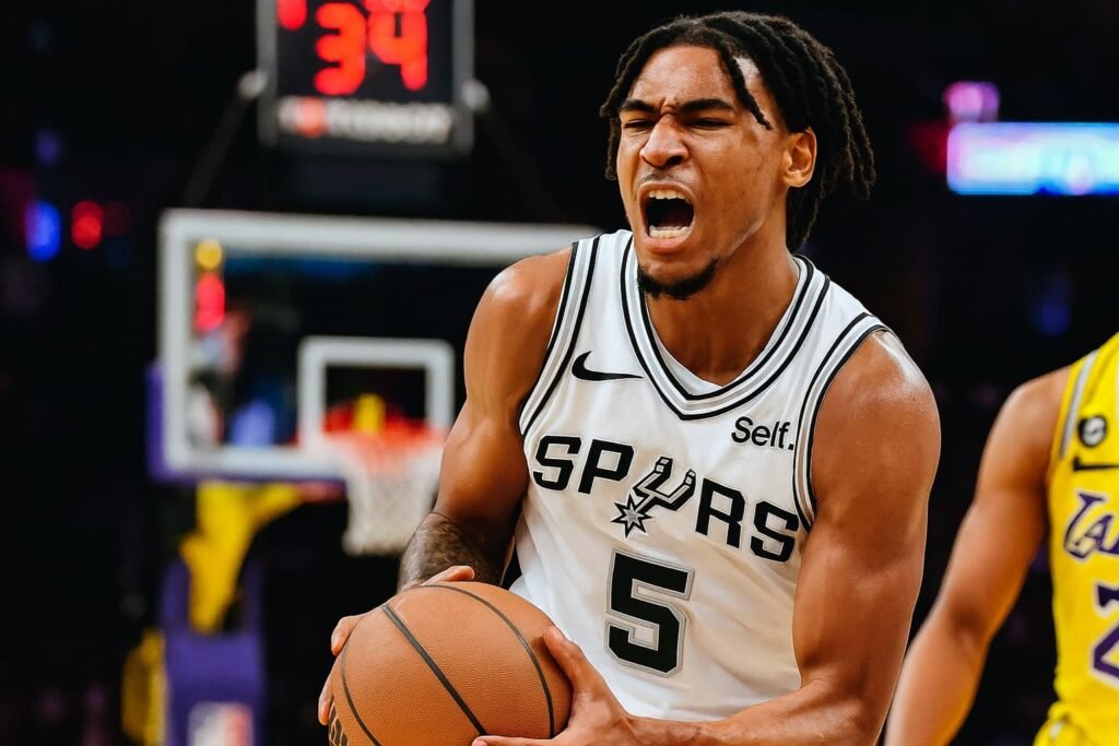 Stephon Castle drives to the rim during Spurs vs Lakers NBA Cup quarterfinal.