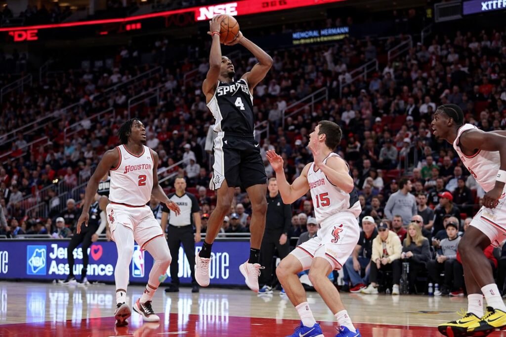 Kevin Durant driving to the basket against San Antonio defense
