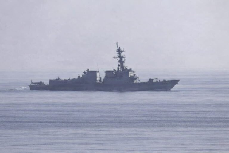 US Navy warship enforcing blockade as Iran ceasefire expires April 21 2026 with peace talks in doubt