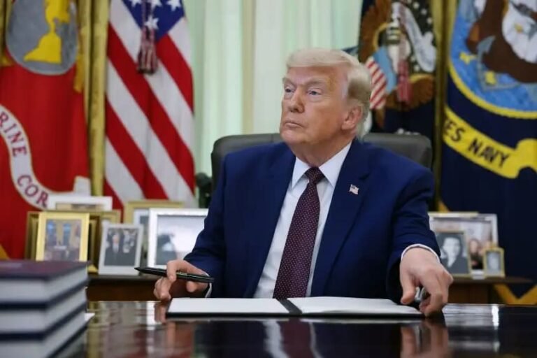 President Trump signing executive order at Oval Office desk reclassifying 8,000 GS-15 senior federal civil servants as at-will employees under Schedule Policy/Career June 3 2026